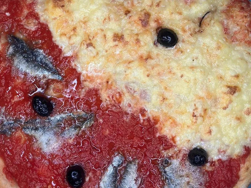 Pizza anchois tomate fromage artisanale