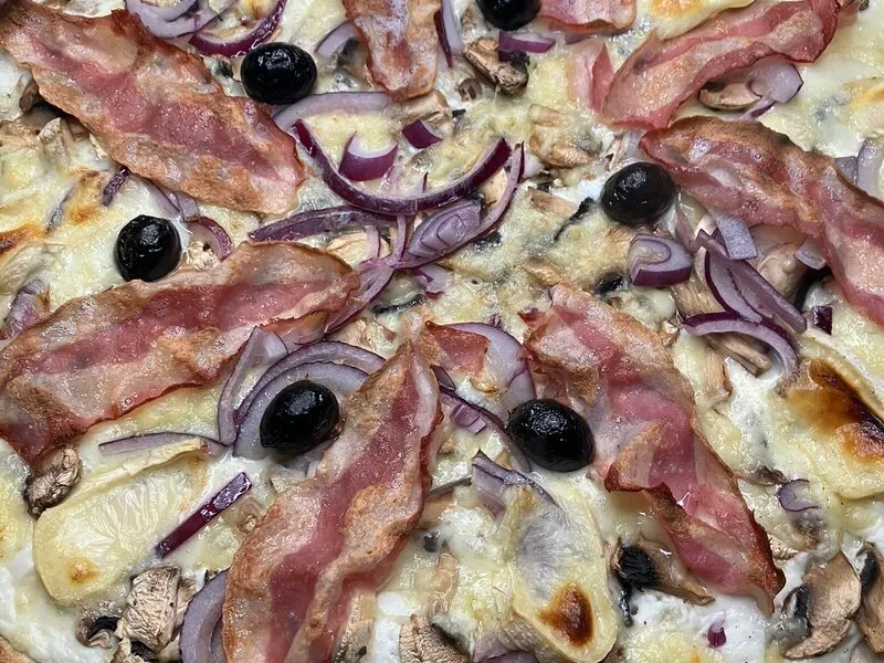 Pizza bacon champignons crème au feu de bois