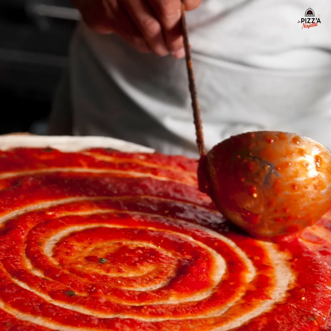 Pizzaïolo étalant la sauce tomate artisanale chez La Pizz'a Najette